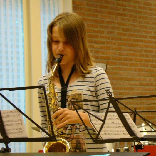 12 jarige Romy die alt-saxofoon speelt