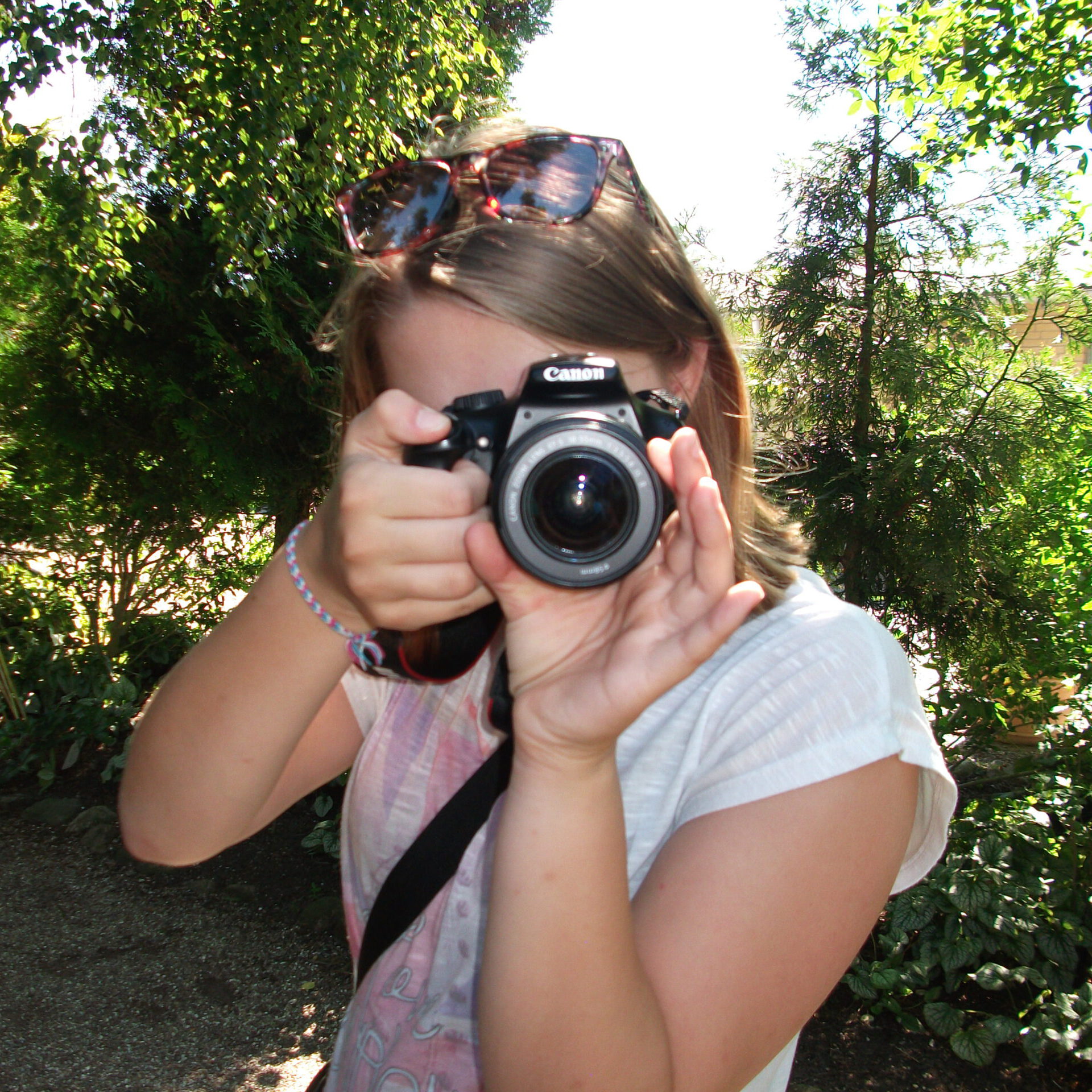 15 jarige Romy die een camera vast heeft en een foto maakt