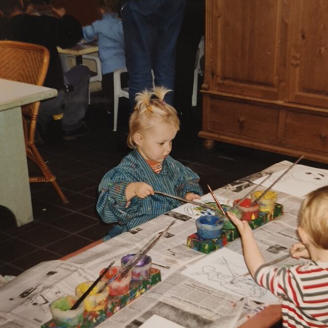 2 Jarige Romy die aan het verven is