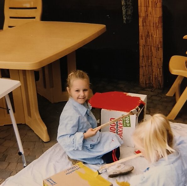 Jonge Romy die een doos aan het schilderen is