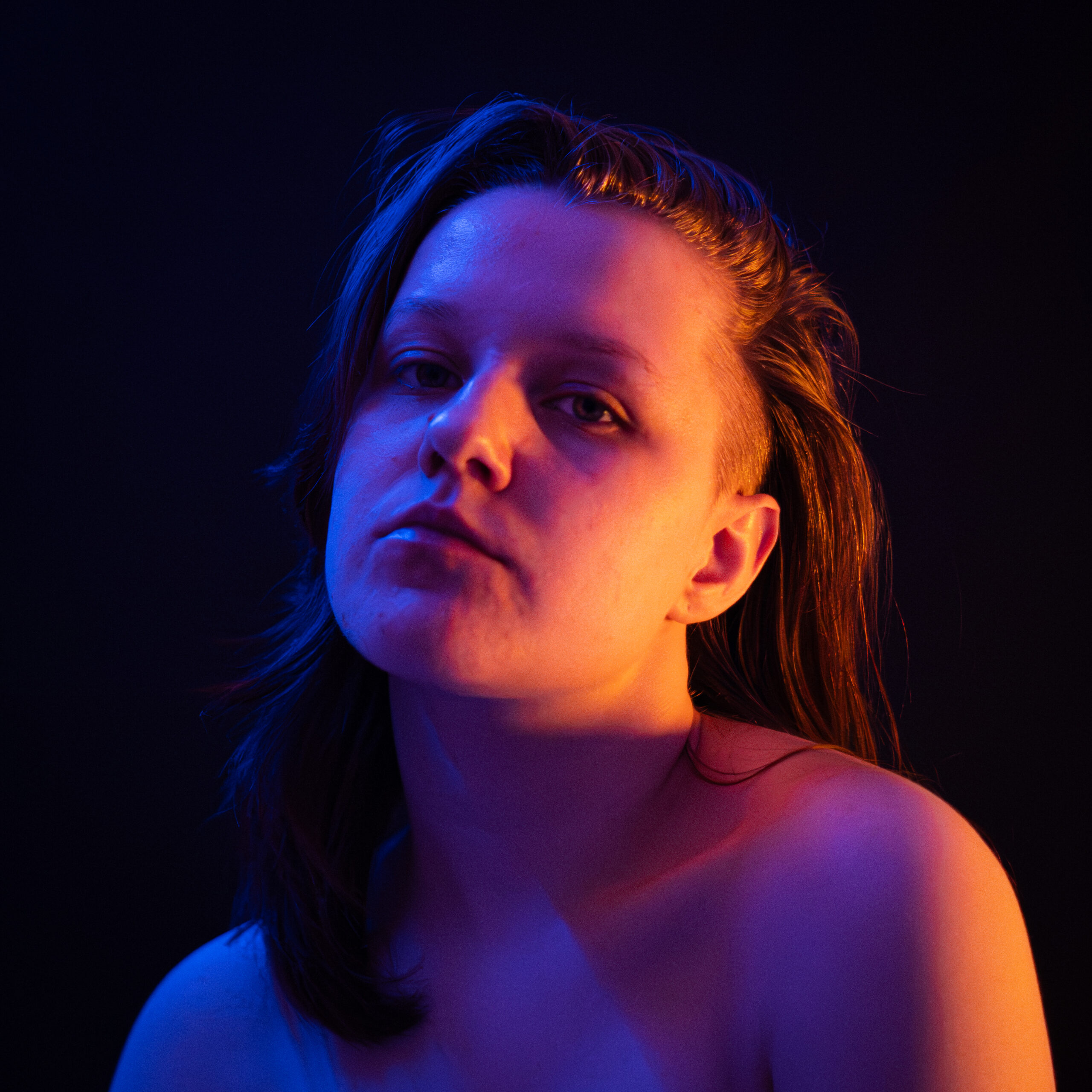 Zelfportret Romy met blauw en oranje licht